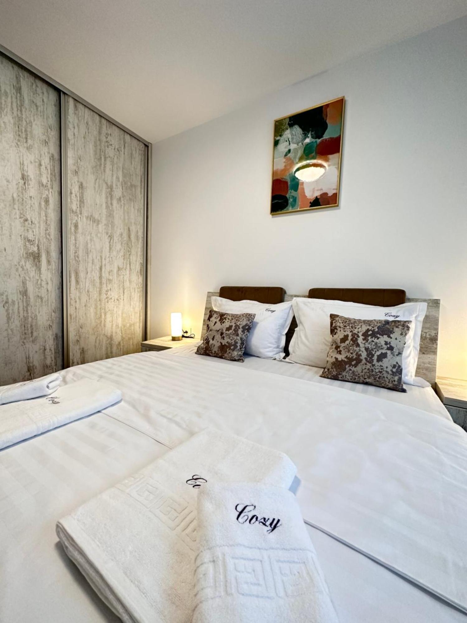 Coresi Mall Exclusive #Collection Apartments & Studios Brasov Bagian luar foto